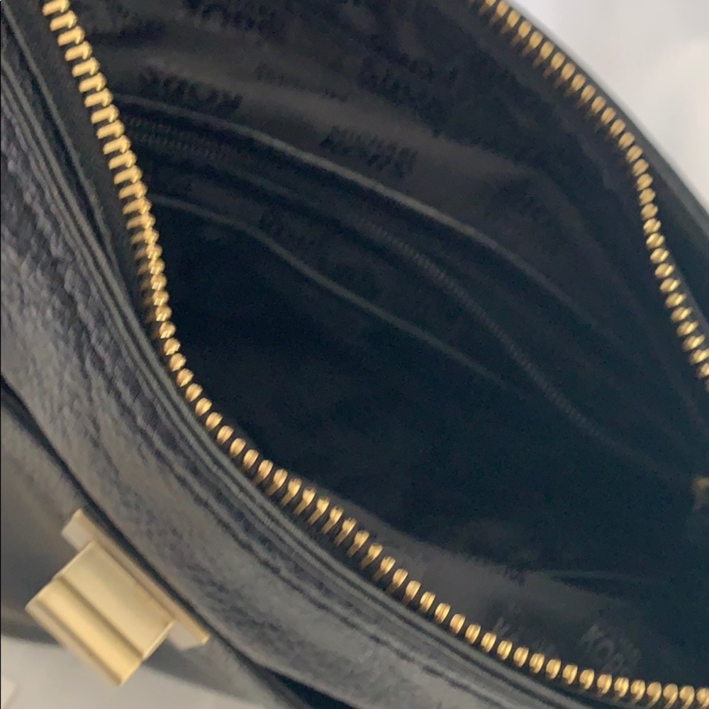 Michael kors black top handle with gold detail - Picture 5 of 5